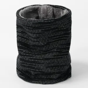 Detalle de calentador de cuello de punto negro con forro de felpa suave y invierno.
