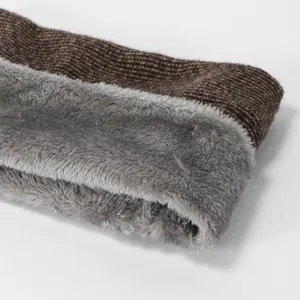Detalle de calentador de cuello tejido marrón cómodo con forro de felpa gris suave.
