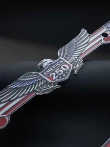 Gedetailleerde close-up van het metalen Amerikaanse patriotische kentekenplaathouder-accent.