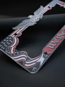 Metalen kentekenplaathouder voor de 250e verjaardag van Amerika met adelaar en patriottisch ontwerp.