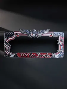 Metalen kentekenplaat houder met Amerikaanse 250e verjaardag adelaar en We the People.