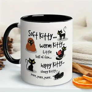 Nahaufnahme einer niedlichen Keramiktasse mit schwarzen Katzenmotiven und gemütlichem Design.