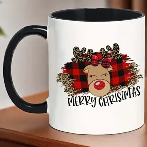 Nahaufnahme einer Keramiktasse mit einem weihnachtlichen Rentier-Druckmotiv im Detail.