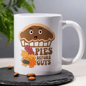 Keramische koffiemok met schattige taart grafisch en grappige tekst, ideaal voor op kantoor.
