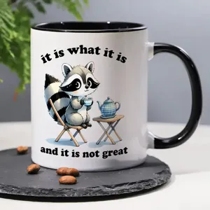 Keramik Kaffeetasse Detail, süßes Waschbär Motiv und lustiger Text, schwarzer Rand und Henkel