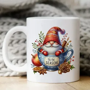 Gedetailleerd overzicht van witte keramische koffiekop met feestelijk kerstkabouter motief en thema.
