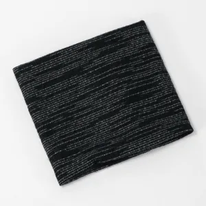 Primer plano detalle del calentador de cuello de punto negro, textura suave para invierno.