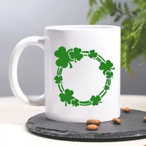 Tasse à café en céramique blanche avec imprimé trèfle vert, idéale pour le bureau et usage.
