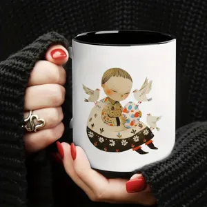 Λεπτομερης απεικονιση εξατομικευμενης κούπας κεραμικης με χαριτωμενη εικονα για γραφειο.