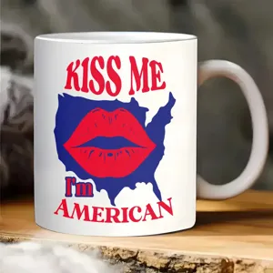 Tasse a cafe en ceramique blanche avec carte americaine et impression de levres bureau.