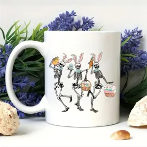 Tasse à café en céramique blanche avec imprimé squelette lapin, idéale pour bureau et usage.
