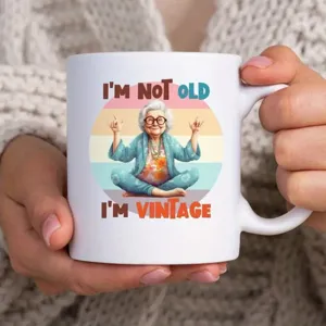 Witte keramische koffiemok met vintage yoga oma print, grappige mok voor kantoor en dagelijks.