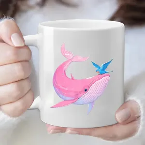 Taza de café de cerámica con ballena rosa y pájaro azul, ideal para oficina y uso diario.