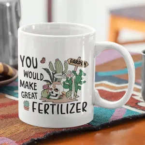 Primer plano de taza de café de cerámica blanca con divertido estampado de cráneo cactus y texto.