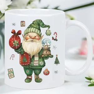 Taza de café de cerámica con diseño de gnomo navideño y estampado festivo para oficina.