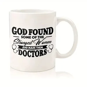 Witte keramische koffiemok met inspirerende dokter tekst en stethoscoop print voor kantoor.