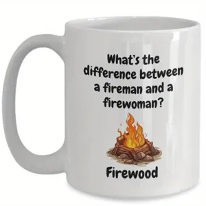 Vue détaillée de la tasse en céramique avec impression de texte drôle et illustration.