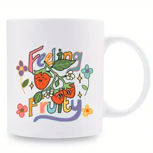 Gros plan détaillé de la tasse à café en céramique imprimée fraise avec du texte coloré.
