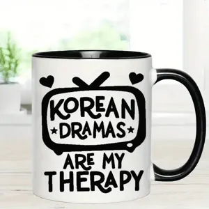Keramische Kaffeetasse mit schwarzem Henkel und lustigem K-Drama Motiv fur das Buro.