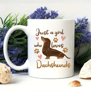 Weißer Keramik Kaffebecher mit süßem Dackel Design und lustigem Zitat für Hundeliebhaber.
