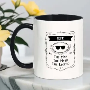 Taza de café de cerámica en blanco y negro con diseño tipográfico personalizado.