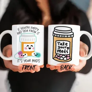 Weißer Keramik-Kaffeebecher mit lustigem Pillenflaschen-Design und Text für das Büro.