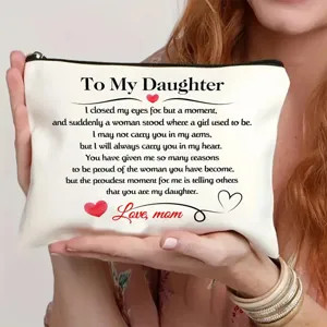 Dettaglio della pochette in tela con stampa a tema mamma e figlia e pratica chiusura con zip robusta.