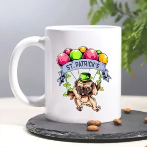 Weißer Keramik Kaffeebecher mit niedlichem Mops und St. Patricks Day Motiv fürs Büro.