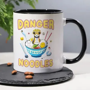 Taza de cerámica con estampado de serpiente y ramen, asa negra, ideal para la oficina y uso diario.