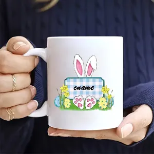 Detailansicht der weißen Keramiktasse mit Osterhase Grafik für Büro und Alltag.