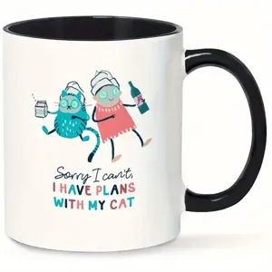 Primer plano detallado de la taza de ceramica con divertida ilustracion de spa de gato y texto.