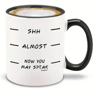 Taza de café de cerámica con texto divertido y asa negra para uso diario en la oficina.