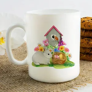 Weisser Keramik Kaffeetasse Detail mit osterlicher Hasen Grafik, ideal für das Büro.