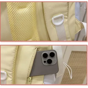 Gelber Rucksack Detailansicht mit atmungsaktivem Mesh-Schultergurt und praktischer Tasche.