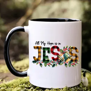 Mug à café en céramique vue détaillée avec motif de carreaux de Noël et clochettes.