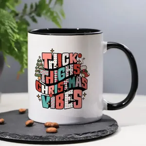 Vue détaillée d'une tasse en céramique avec texte de Noël sur un sous-verre en ardoise.