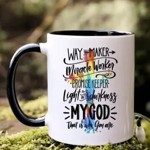 Gros plan détaillé de la tasse en céramique avec texte inspirant et croix aquarelle.