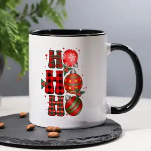 Tasse en céramique de Noël avec poignée noire et motif écossais HO HO HO festif.