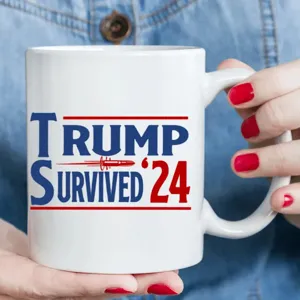 Taza de café de cerámica blanca con diseño de texto personalizado, ideal para oficina y uso diario.
