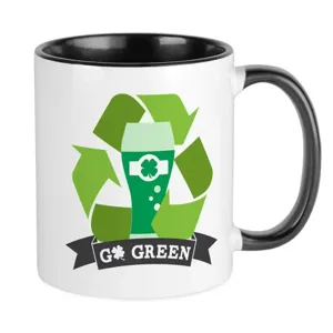 Klassische Keramik Kaffeetasse mit schwarzem Henkel und recyceltem Kleeblatt Design für Büro.