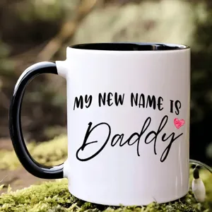 Vue rapprochée détaillée d'une tasse à café en céramique blanche avec poignée noire.