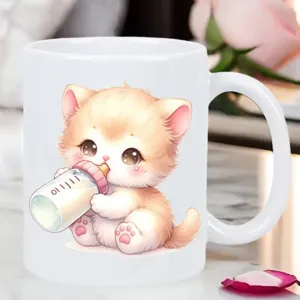 Detalle de taza de café de cerámica con gato lindo, estilo de primer plano de oficina acogedora.