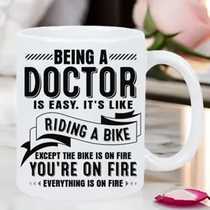Detalle de taza de café de cerámica blanca, diseño de cita de médico divertida, taza de oficina.