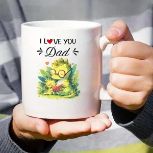 Primer plano detallado de una taza de cerámica blanca con bonita ilustración de dinosaurios.