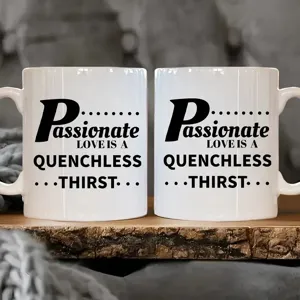 Gros plan détaillé de tasses à café en céramique blanche avec impression de citation.