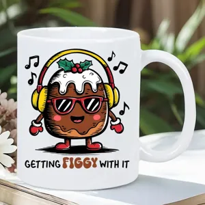 Vue détaillée de la tasse en céramique avec impression de pouding de Noël mignon et texte élégant.