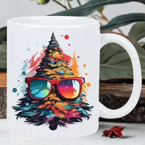 Mug en ceramique blanche avec impression de sapin de Noel artistique, ideal pour le bureau.