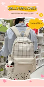 Vista detallada de mochila a cuadros estilo coreano, gran capacidad para estudiantes.