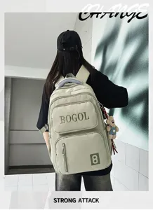 Detailansicht des grossen Vintage Canvas Rucksacks mit mehreren Fächern und niedlichem Bärenanhänger.