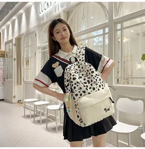 Japanischer süßer Freizeitrucksack mit Kuhmuster und niedlicher Hündchenstickerei.